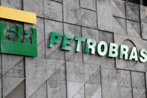 Petrobras tem prejuízo de R$ 17 bilhões no 4º trimestre e lucro anual despenca
