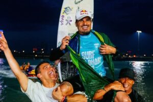 Italo Ferreira conquista título inédito e assume liderança do ranking mundial