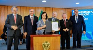 Governo anuncia vacina 100% nacional contra a dengue no SUS a partir de 2026