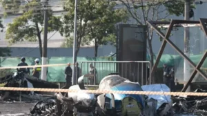 Avião de pequeno porte cai em avenida de São Paulo e deixa dois mortos