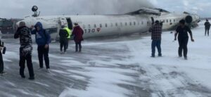 Avião da Delta capota durante pouso em Toronto e deixa 18 feridos