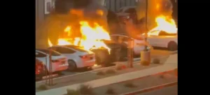 Carros da Tesla são incendiados e baleados em Las Vegas; Musk e Trump classificam ataques como “terrorismo”