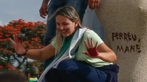 Fux suspende julgamento de mulher que pichou estátua da Justiça no 8 de janeiro