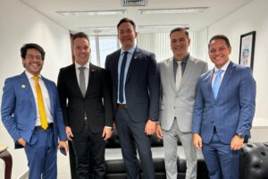 Presidente da Câmara, Eriko Jácome, se reúne com senador Styvenson e vereadores de Natal em Brasília para tratar da pavimentação de ruas na capital