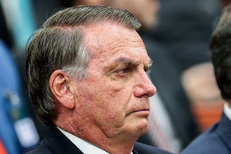 Defesa de Bolsonaro tem até 21h13 desta terça para explicar descumprimento de medidas cautelares