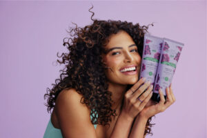 O Boticário retoma o sucesso de Cuide-se Bem Feira com nova linha Cachos de Uva, para cabelos com curvaturas