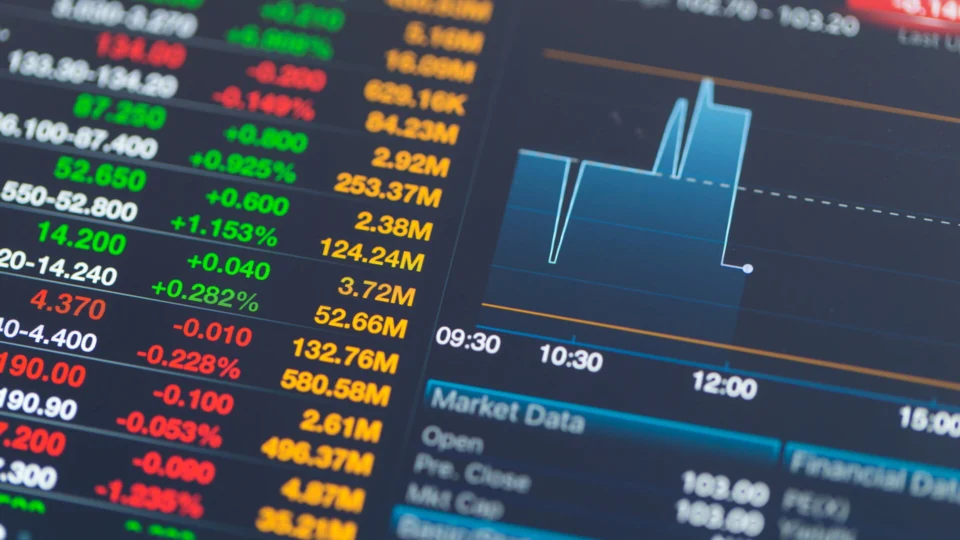 Megaoperações bilionárias em dólar antes do adiamento do tarifaço dos EUA contra o Brasil