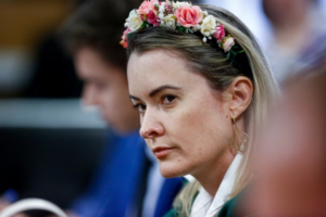 Comissão de Direitos Humanos aciona Conselho Tutelar após deputada Júlia Zanatta levar bebê como “escudo” na ocupação da Câmara