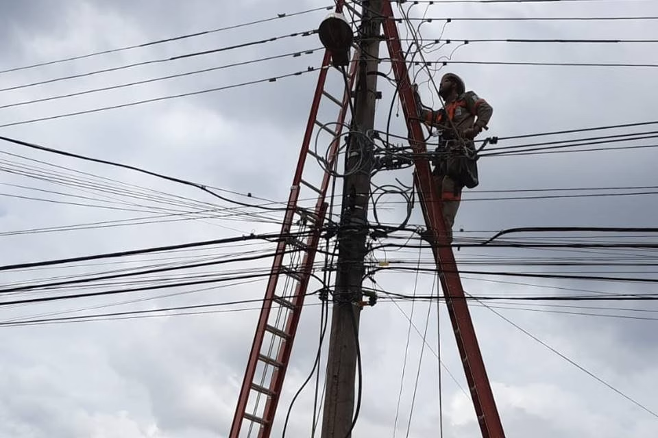 Anatel denuncia Neoenergia por cobrar preços diferentes de operadoras por uso de postes, prejudicando concorrência