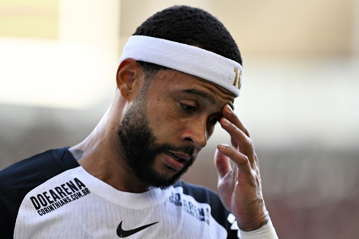 Memphis Depay e André Carrillo se lesionam no Derby e viram desfalques no Corinthians