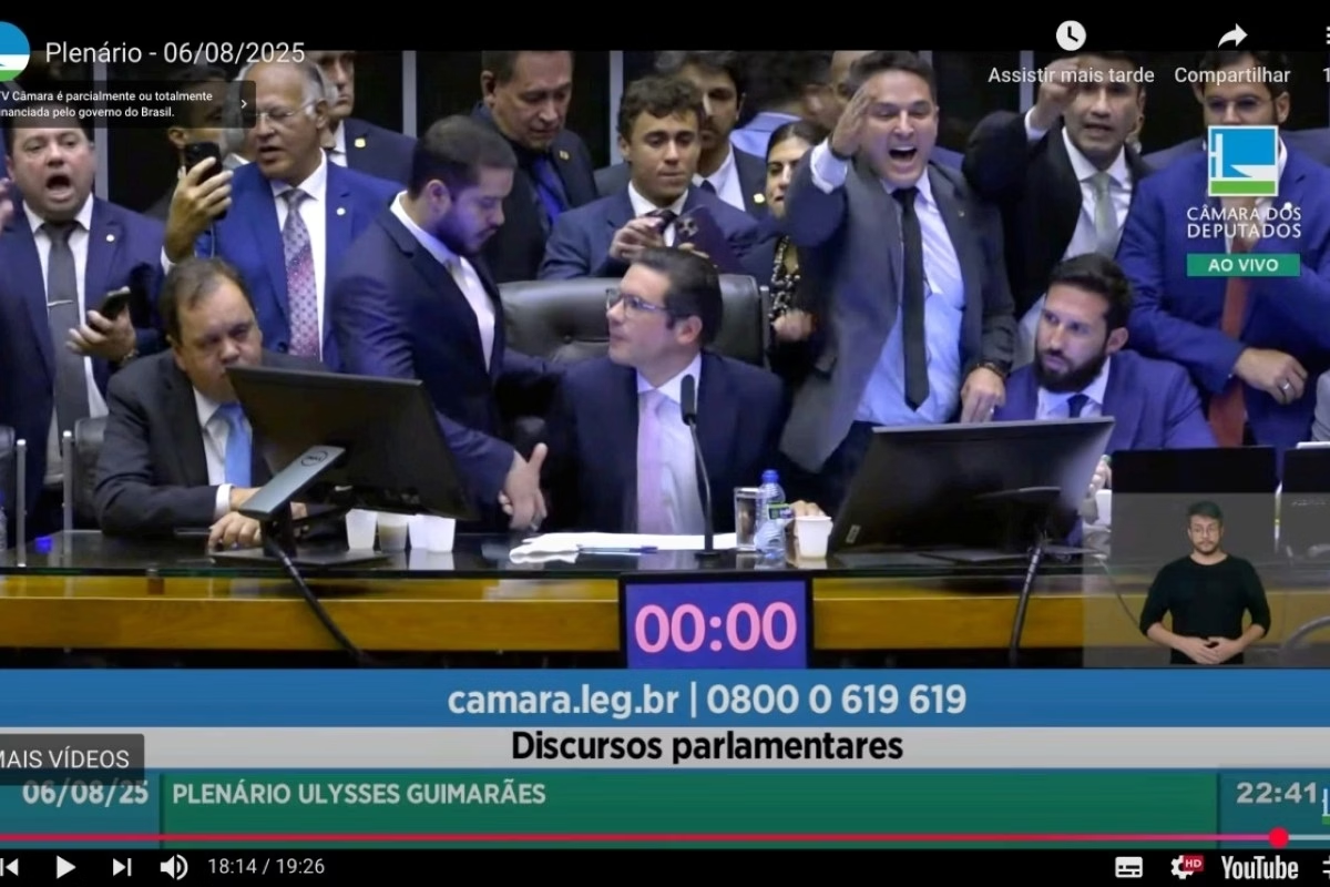 Vereador de Curitiba solicita cassação de Camila Jara após conflito na Câmara dos Deputados