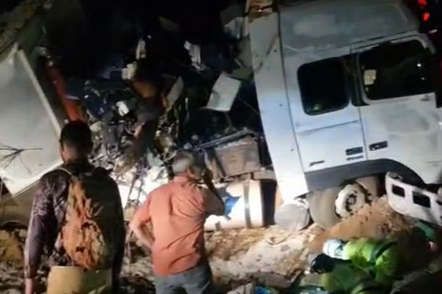 Batida entre ônibus e carreta deixa 11 mortos e mais de 40 feridos na BR-163, em Mato Grosso