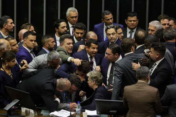 Oposição planeja nova ação no plenário se Motta não pautar fim do foro