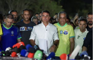 PF vai à casa de Flávio Bolsonaro para recolher passaporte após ordem de Moraes