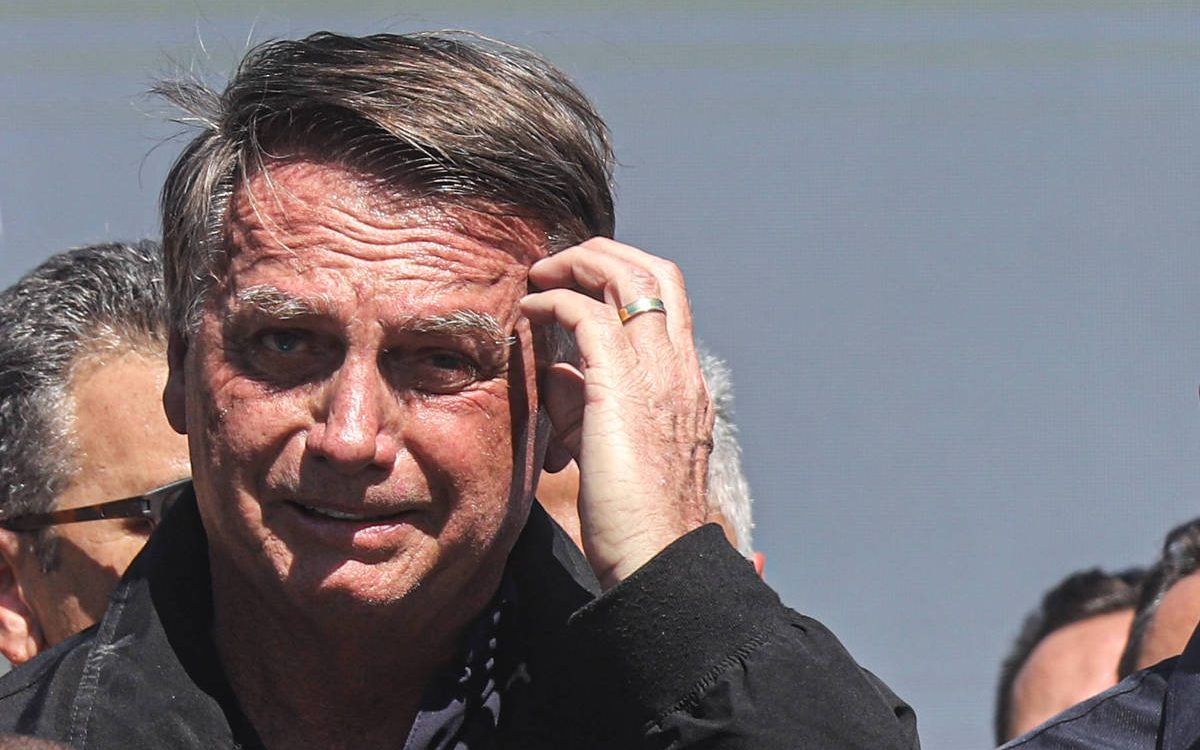 Perícia conclui que conteúdo de pen drive achado em banheiro de Bolsonaro é irrelevante