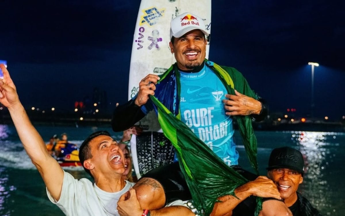 Italo Ferreira conquista título inédito e assume liderança do ranking mundial