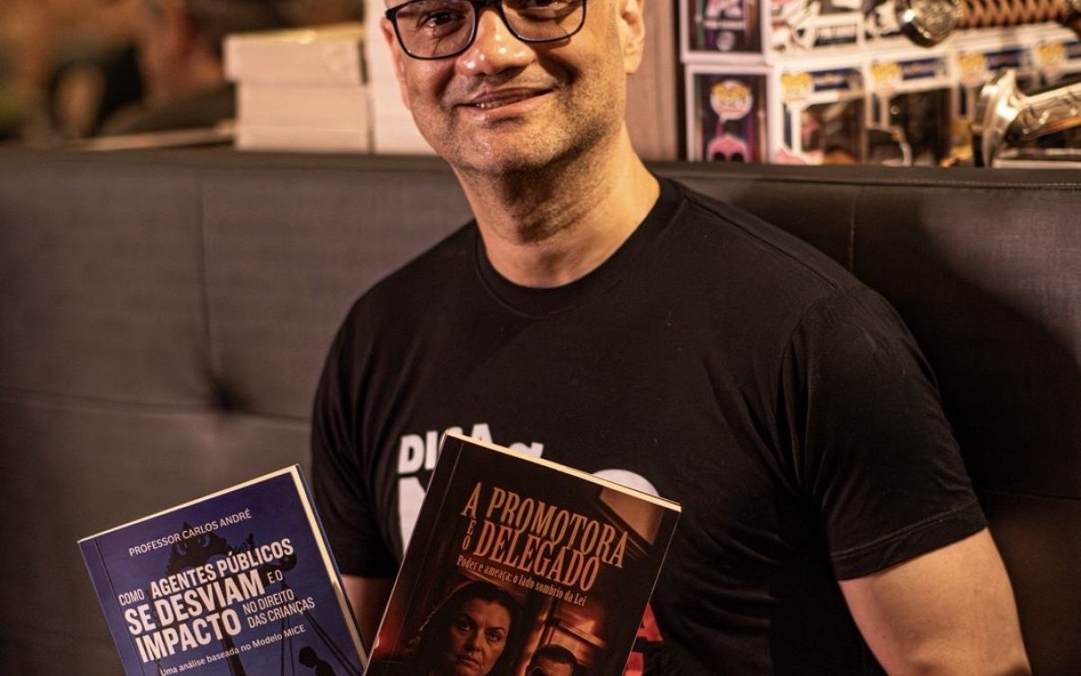 Carlos André lança segundo volume de trilogia com denúncia sobre distorções da Lei Maria da Penha