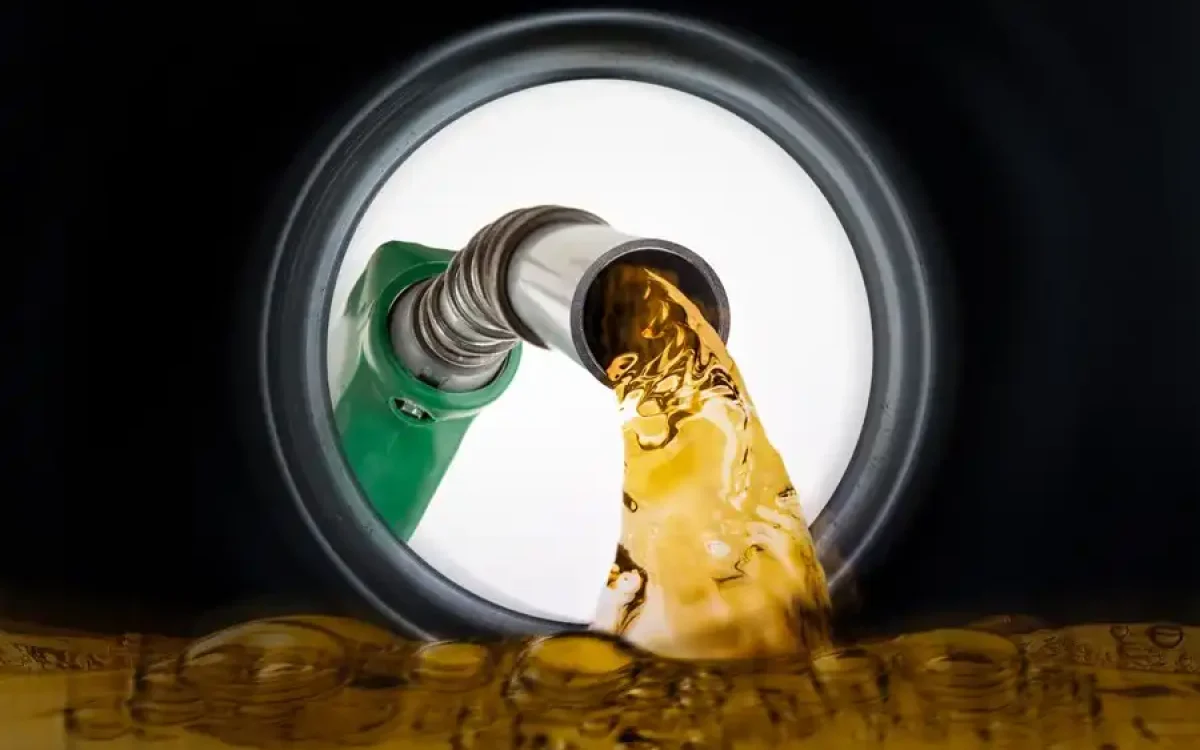 Gasolina fica mais barata: Petrobras anuncia redução de 5,6% no preço