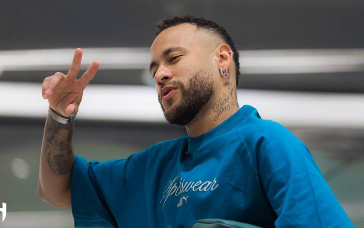 Neymar troca helicóptero por mansão de luxo em Santos