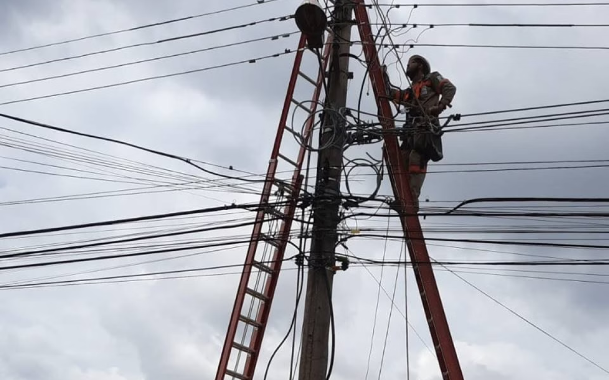 Anatel denuncia Neoenergia por cobrar preços diferentes de operadoras por uso de postes, prejudicando concorrência