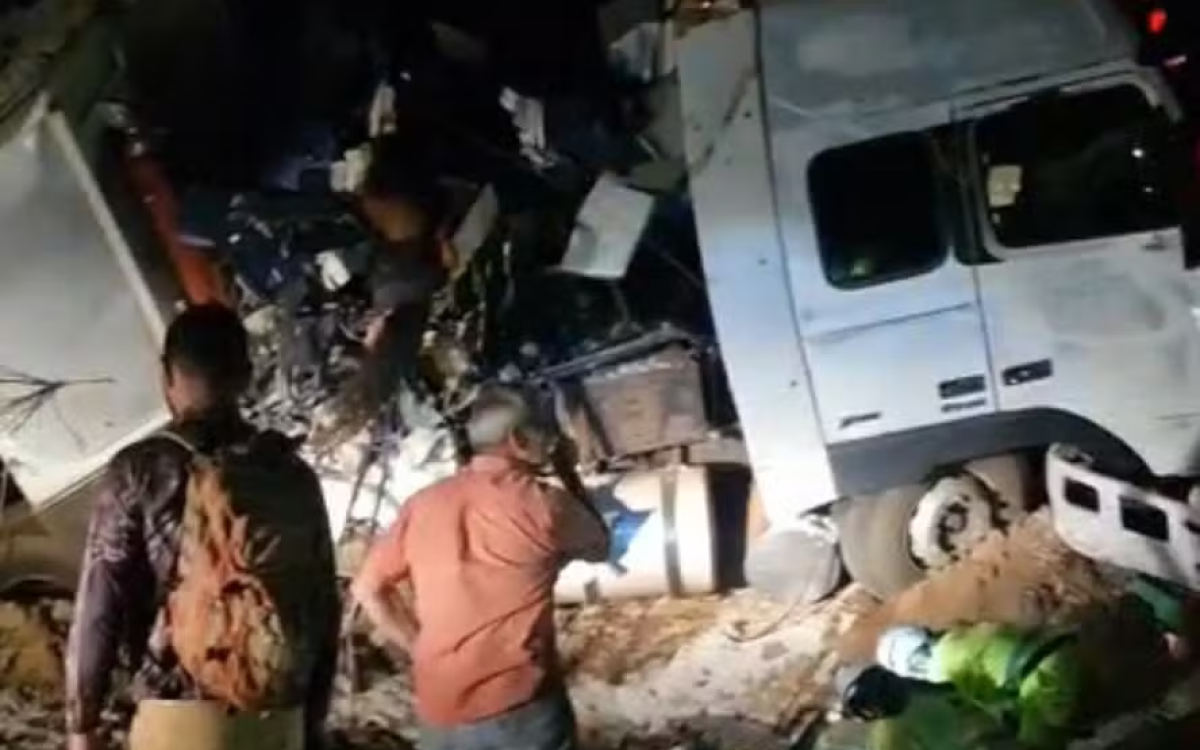 Batida entre ônibus e carreta deixa 11 mortos e mais de 40 feridos na BR-163, em Mato Grosso