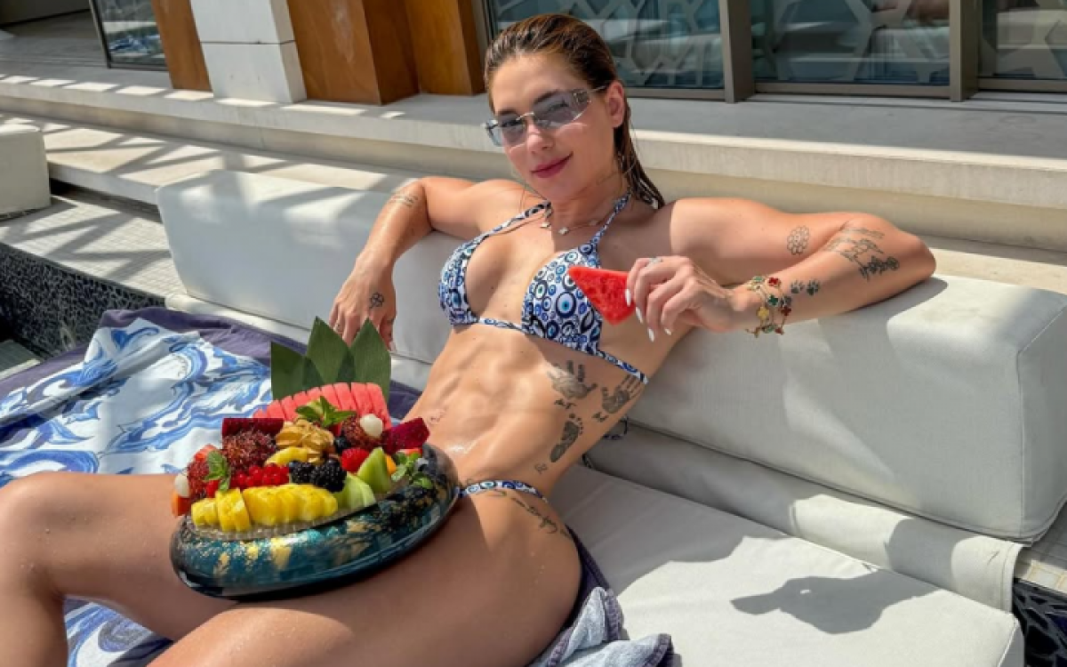 De biquíni, Virginia Fonseca vive experiência de luxo em beach club exclusivo em Dubai