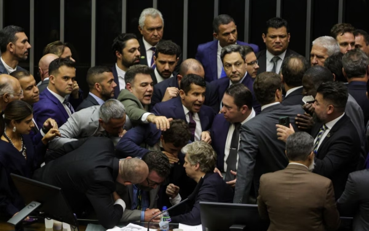 Oposição planeja nova ação no plenário se Motta não pautar fim do foro