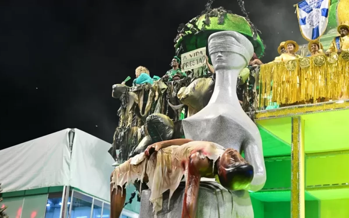 Fernanda Torres, boneco enforcado e homenagens emocionantes marcam 1º dia de desfiles em SP